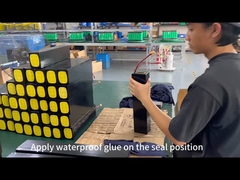 Nałożenie kleju wodoodpornego na pozycję uszczelnienia akumulatora litowego